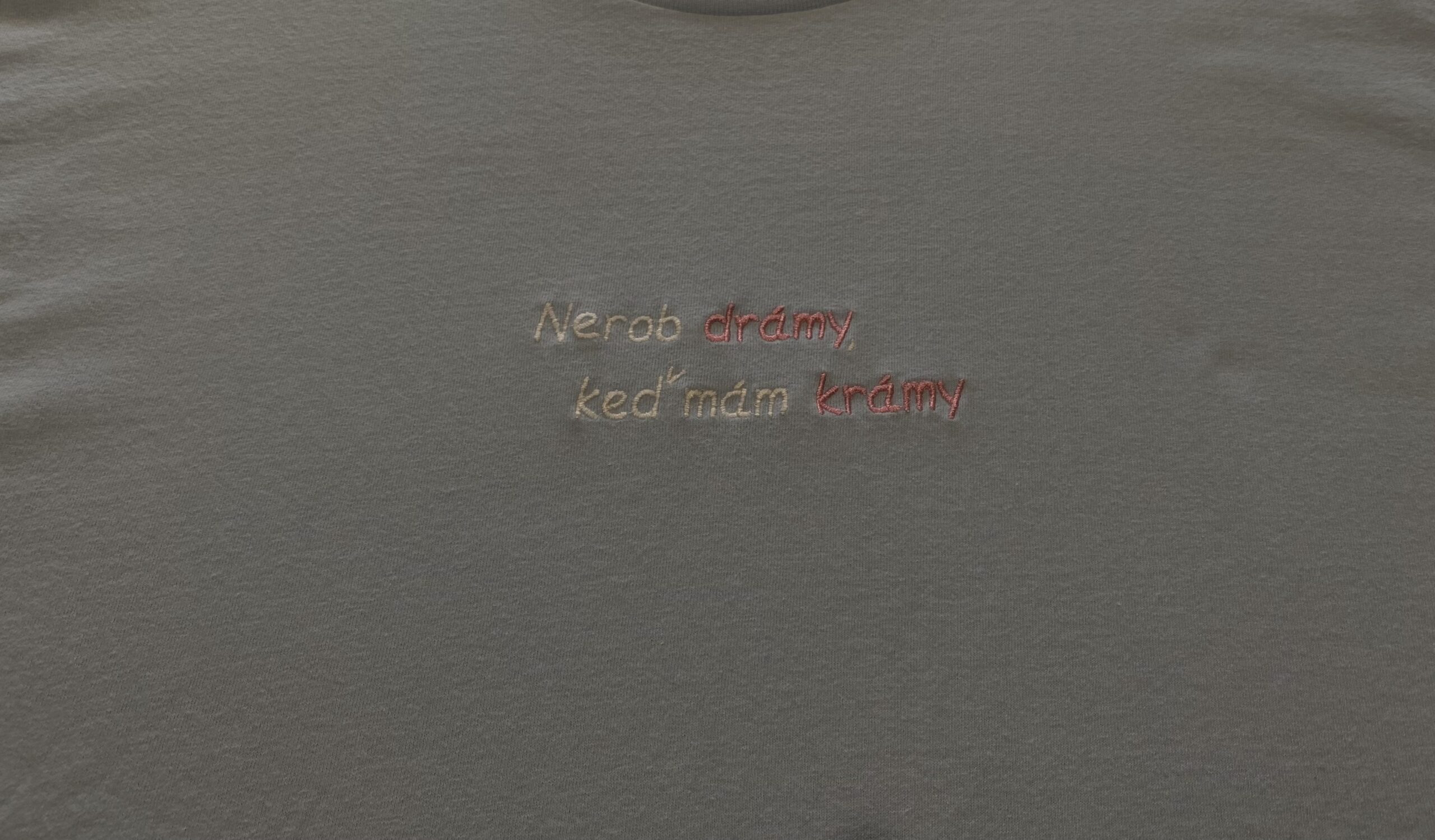 Tričko- "Nerob drámy, keď mám krámy" Výšivka – Obrázok 2