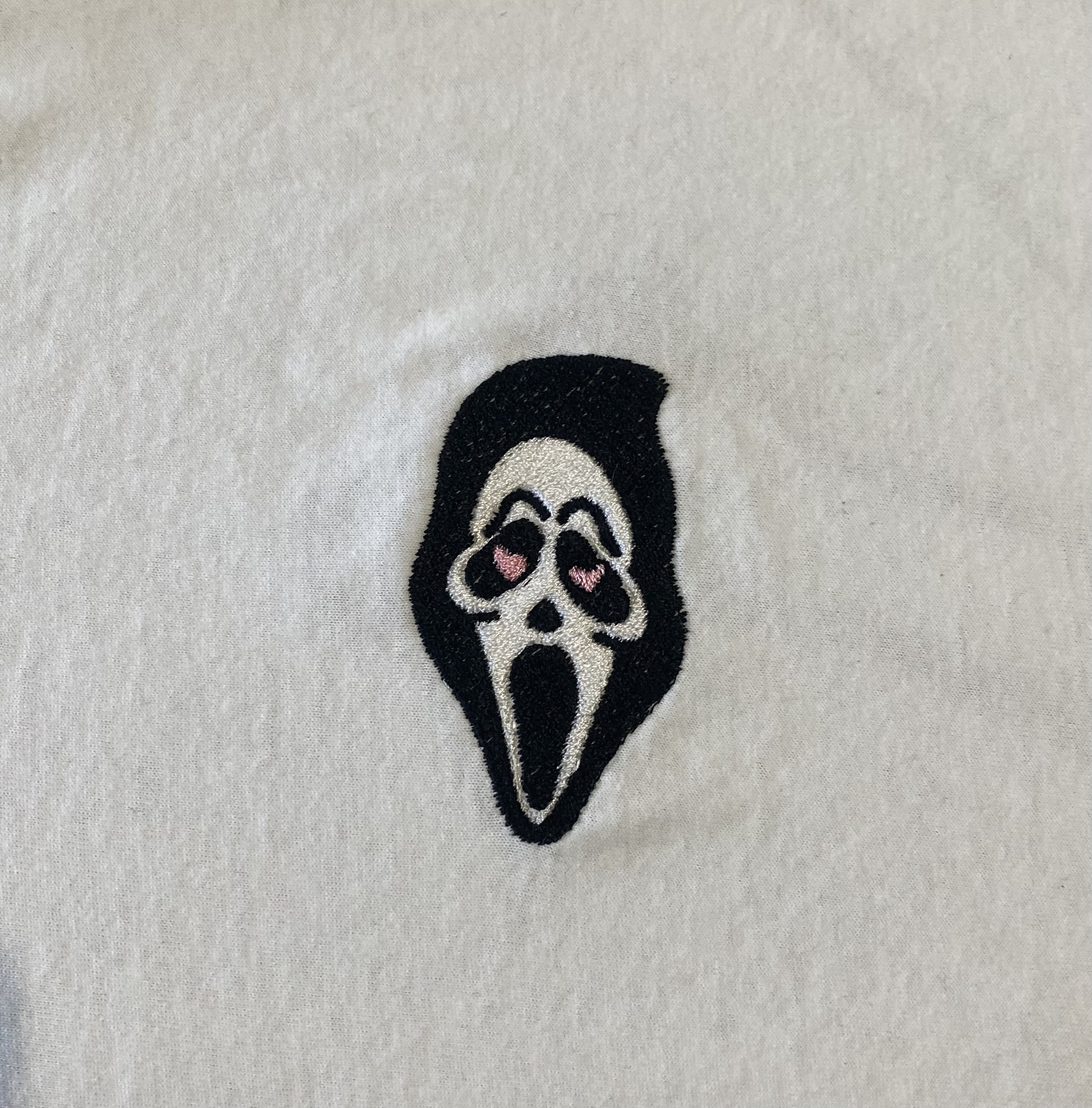 Tričko – Ghostface Heart Eyes Výšivka – Obrázok 2